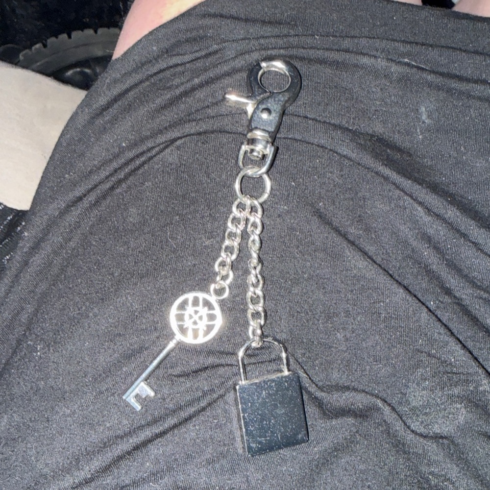 Nichole Miller Locket & Key Chain!!! - Picture 4 of 6